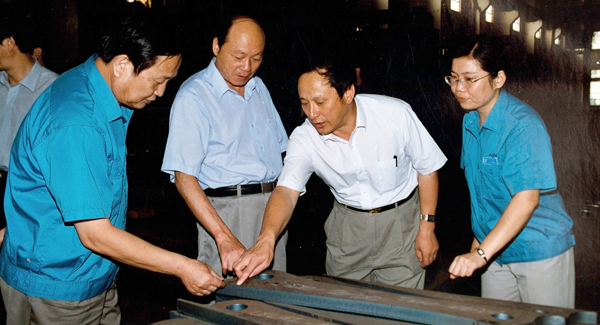 新一届领导班子上任，，，，，，，掀开龙8头号玩家变革发展新篇章
