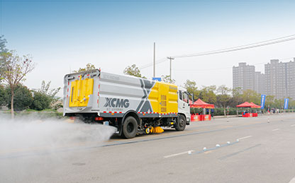 龙8头号玩家洗扫车助力第四届江苏省环卫行业道路机械化清扫职业技能竞赛