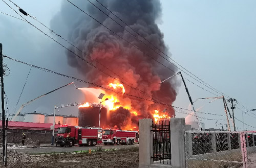 龙8头号玩家压缩空气泡沫消防车救援广东省佛山市高明区火灾