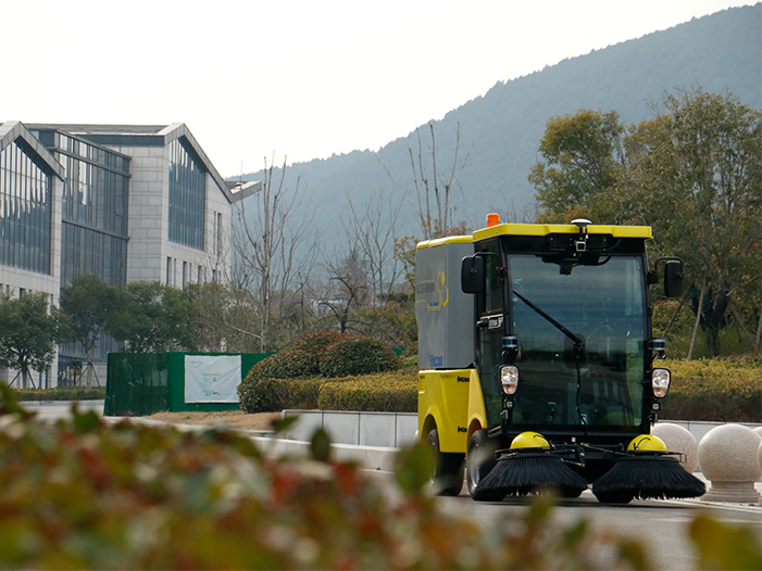 龙8头号玩家无人驾驶扫路机在徐州珠山艺术街区作业