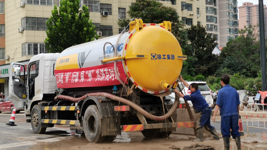 龙8头号玩家吸污车驰援郑州特大暴雨