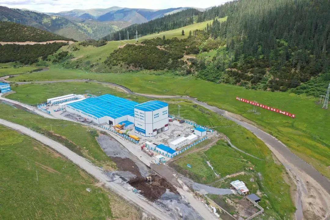 “站”立高原！龙8头号玩家搅拌站助力川藏线建设！