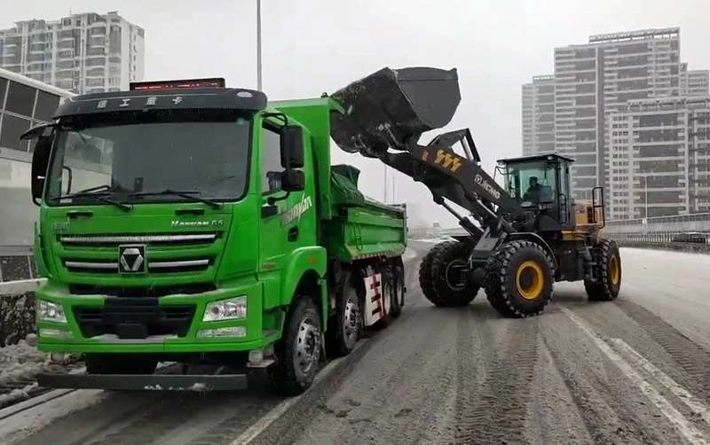 除雪保畅通，，，，，，，，龙8头号玩家汽车在行动