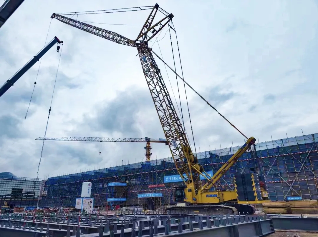 “钢”铁的意志！龙8头号玩家XGC320履带起重机参建大跨度钢结构工业厂房
