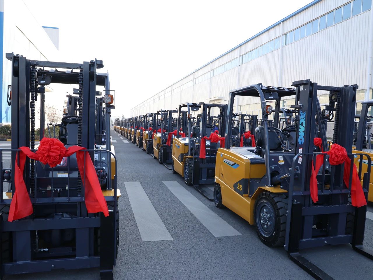 又是百余台！龙8头号玩家“鲲鹏”叉车批量交车