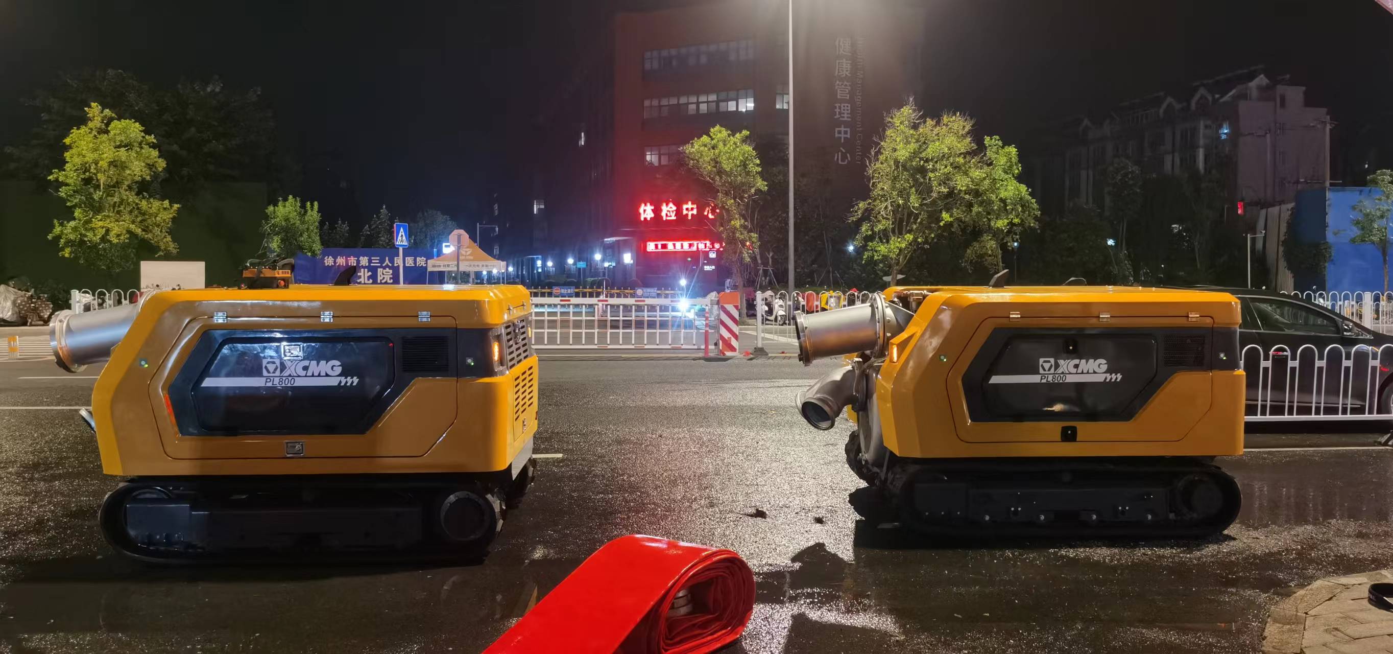 龙8头号玩家排涝机器人紧急驰援，，，，，，多处涝区“治水先锋”