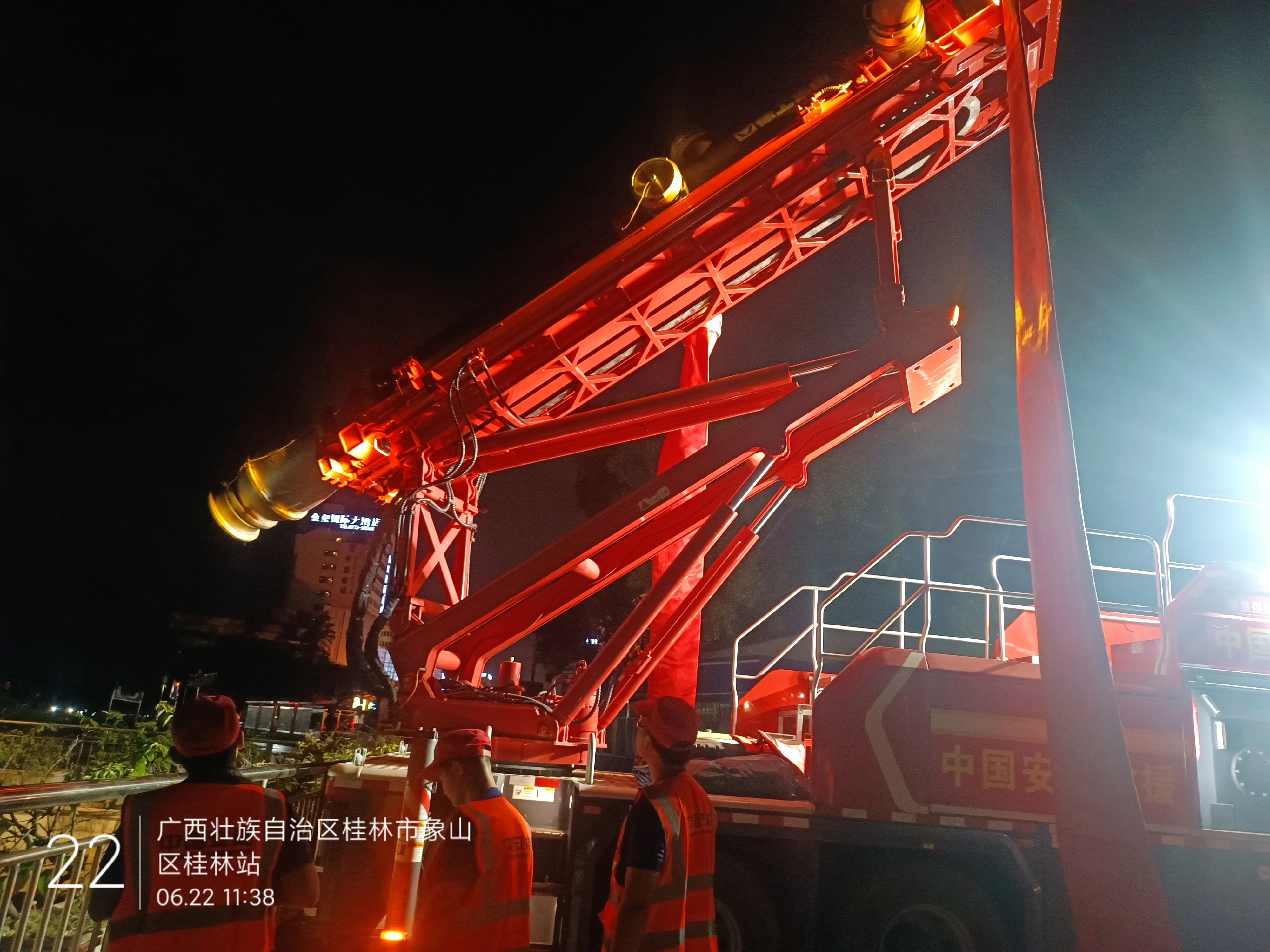桂林洪水！龙8头号玩家多台排涝应急装备全力迎战!