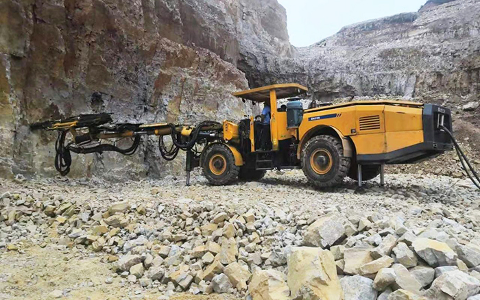 “化水为电”，，，，，龙8头号玩家凿岩台车提速水电站扩机工程