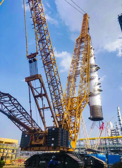 奔赴海外！龙8头号玩家履带起重机跨海助建大型石油炼化项目