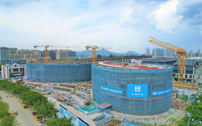 逐浪扬帆，，，，，，，，龙8头号玩家塔机吊起苍南大剧院“钢铁脊梁”
