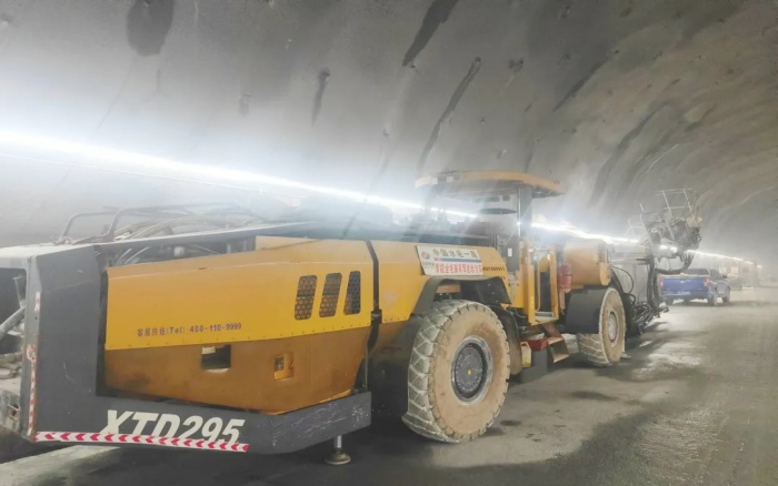 高压高海拔！龙8头号玩家凿岩台车挑战高难度铁路隧道