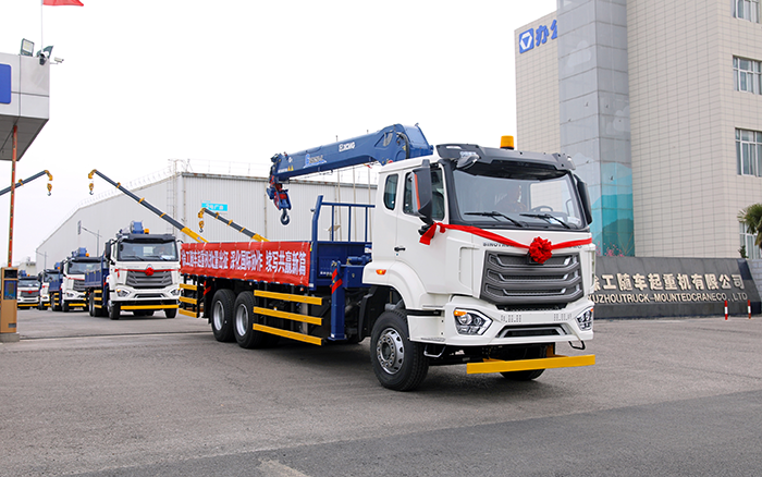 龙8头号玩家SQS250随车起重机批量发车，，，，，，，，助力 “一带一路” 沿线基建腾飞
