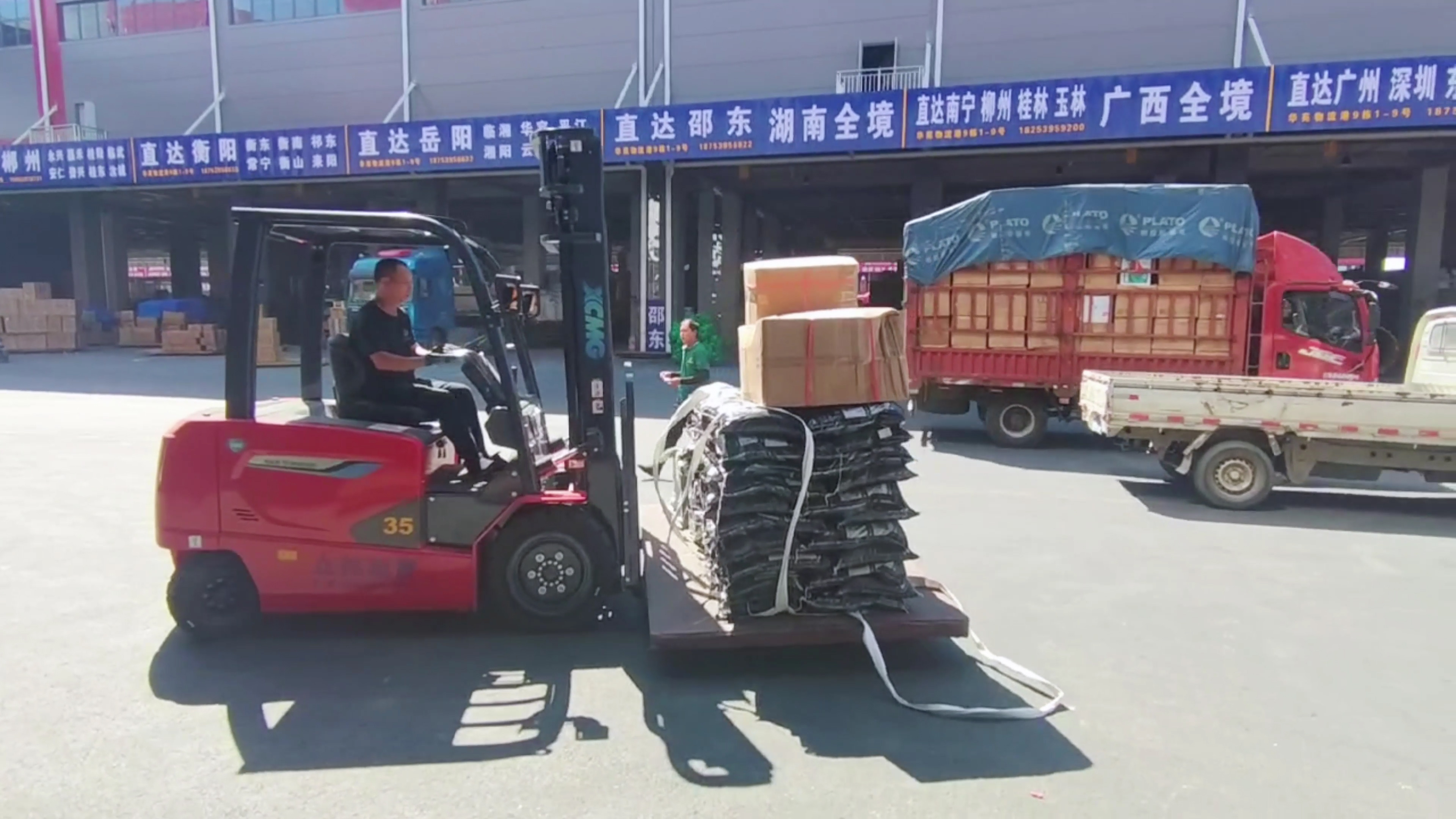 龙8头号玩家新能源叉车，，，，，，，，华东地区物流园新方案