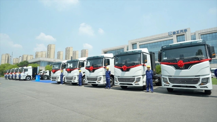 目的地：大西北！100台龙8头号玩家新能源重卡满电启程