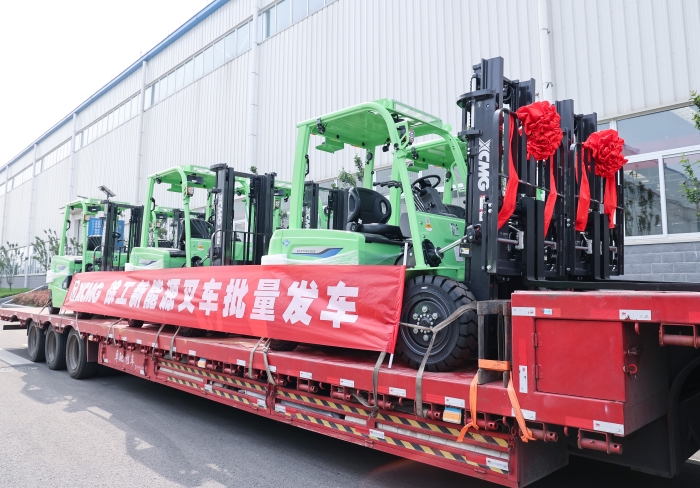 龙8头号玩家鲲鹏系列电动平衡重叉车，，，，，，，，再掀浦东货运站高效物流新篇