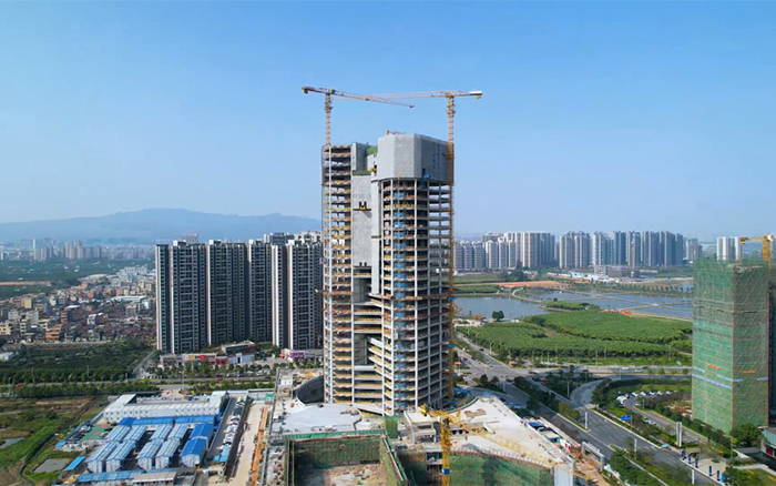 城市“金名片”| 龙8头号玩家塔机助建新会第一高楼